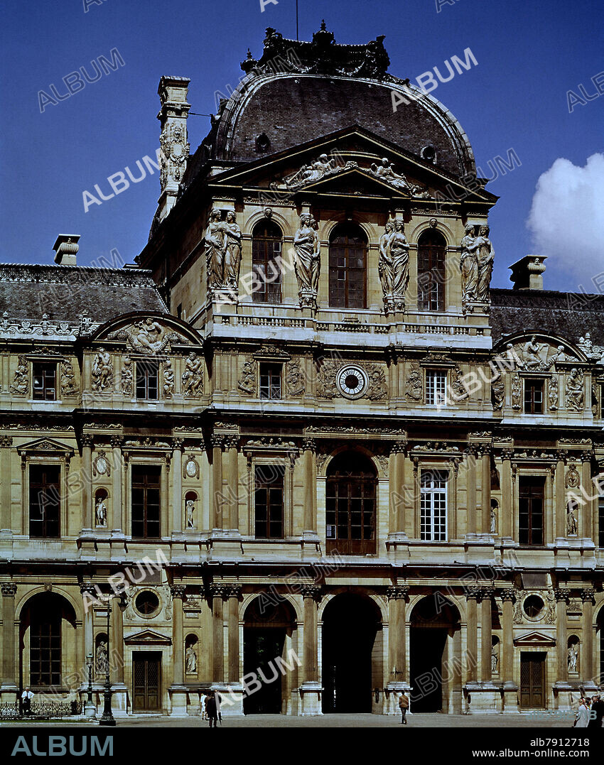 JACQUES LEMERCIER (1585-1654). PABELLON DEL RELOJ CONSTRUIDO EN 1640 RESPETANDO EL ESTILO RENACENTISTA DE LA FACHADA DE LESCOT.