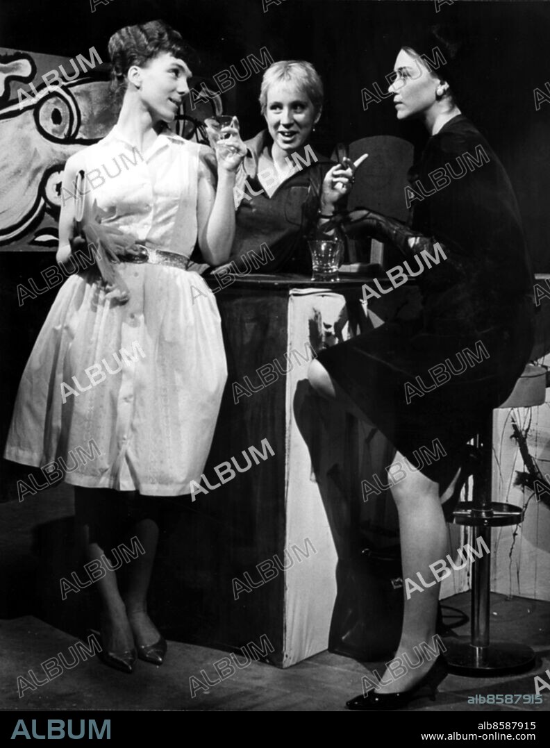 Regissör Suzanne Osten med Ann Engström och Agneta Ekmanner som spelar. i "Akt mit Pause". Suzanne Osten regissör Studentteatern sit 1964. Foto: Sydsvenskan / IBL Bildbyrå.