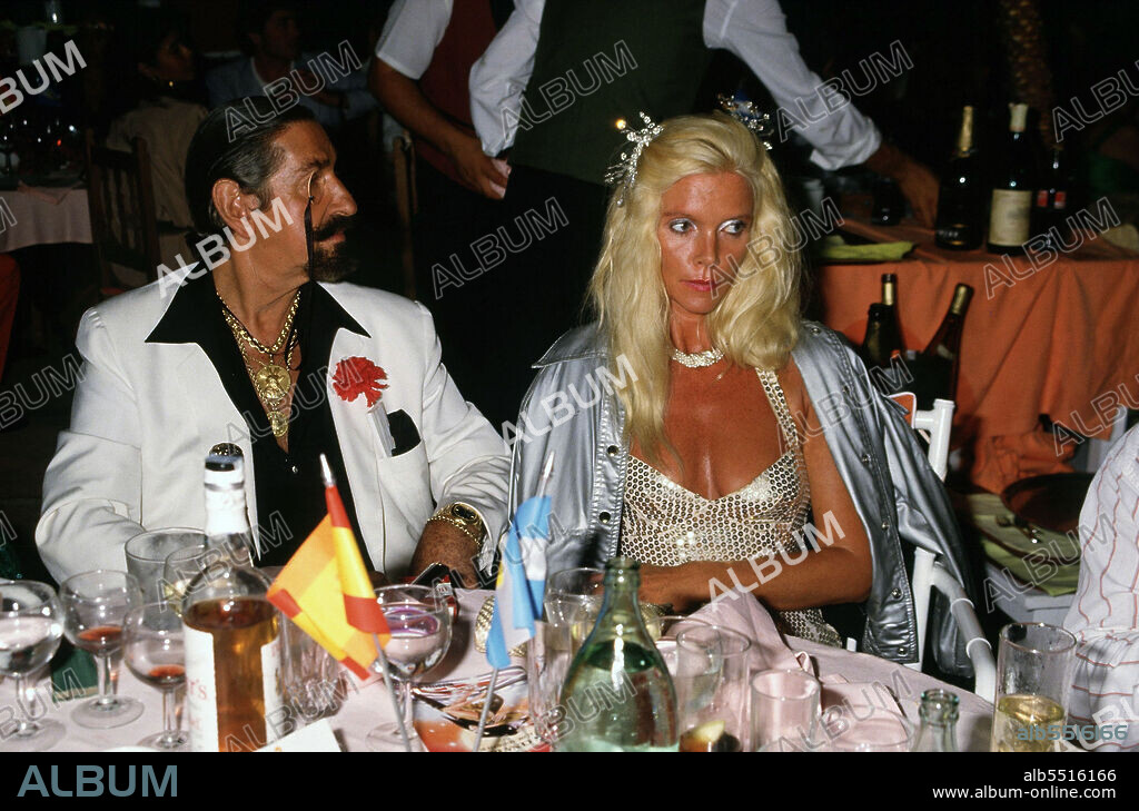 JAIME DE MORA Y ARAGON. ARISTOCRATA ESPAÑOL.MADRID 1925 - MARBELLA 1995. FOTOGRAFIADO JUNTO A GUNILLA VON BISMARCK DURANTE UNA FIESTA EN MARBELLA EN EL AÑO 1989.
