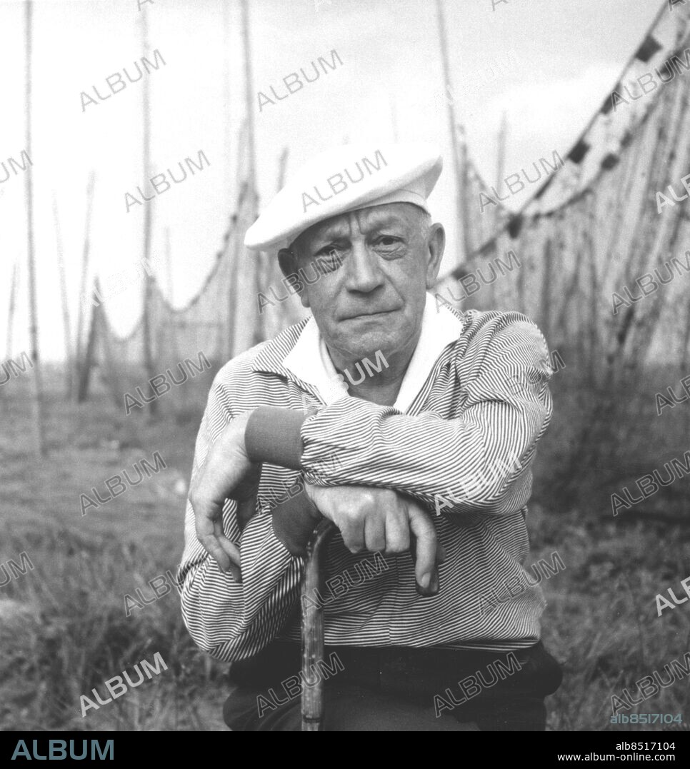 KIVIK 1969.. Bilden tagen i samband med ett program av Lasse Holmqvist i mitten på sextiotalet av filmfotografen Åke G Nilsson. Nyekiperad på hustruns inrådan då hon fick veta att han inte bara skulle filmas utan fotograferas på riktigt. Anm. 1895 - 1972 Publ.i Gunnar Olléns bok Det underbara som kom genom luften sid.75 persons: Fritjof Nilsson ;Piraten sites: SKÅNE ;KIVIK ;SVERIGE.