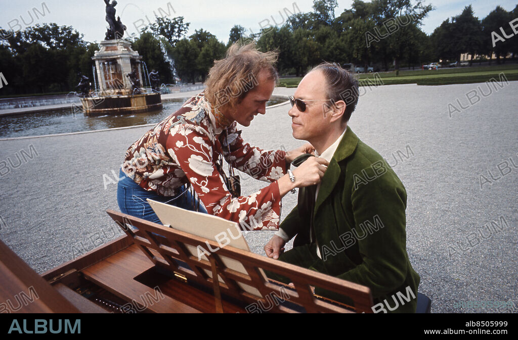 PRIMA PRIMADONNOR Melofantasigerillan, serie i tre delar med Elisabeth Söderström och Kjerstin Dellert Sänt första gången 1972-09-02 Pianist Påklädare Kostymör Skjortor Knyta Rosett persons: BENGT HALLBERG sites: DROTTNINGHOLM;SVERIGE.