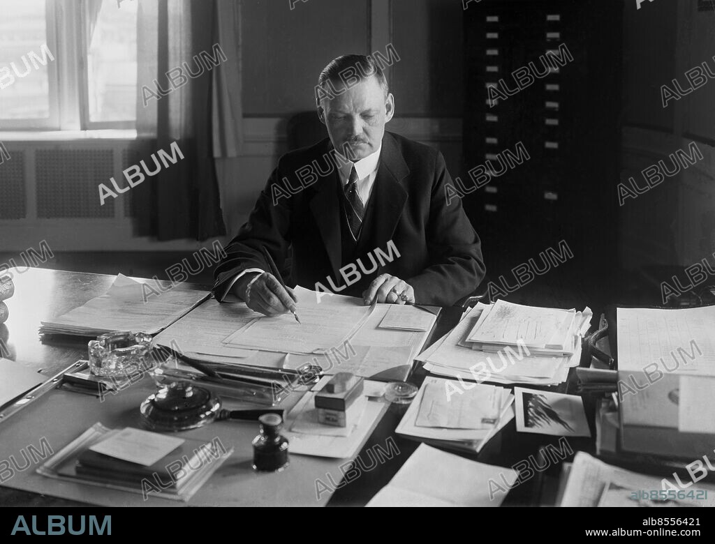 Arkiv 1931. Felix Hamrin (1875-1937), politiker och affärsman. Felix Hamrin var verksam inom frikyrko- och nykterhetsrörelsen. Han var handelsminister i C G Ekmans första ministär. I den andra blev han finansminister vilket han var under den sk. kreugerkraschen. Hamrin bidrog verksamt till att landet kunde rida ut stormen utan större skada. När statsminister Ekman drog sig tillbaka var Hamrin statsminister under en kort period.. Felix Hamrin, member of the swedish cabinet, minister of finance and foreign affairs.. Foto: TT Historical/1900. SCANPIX SWEDEN.