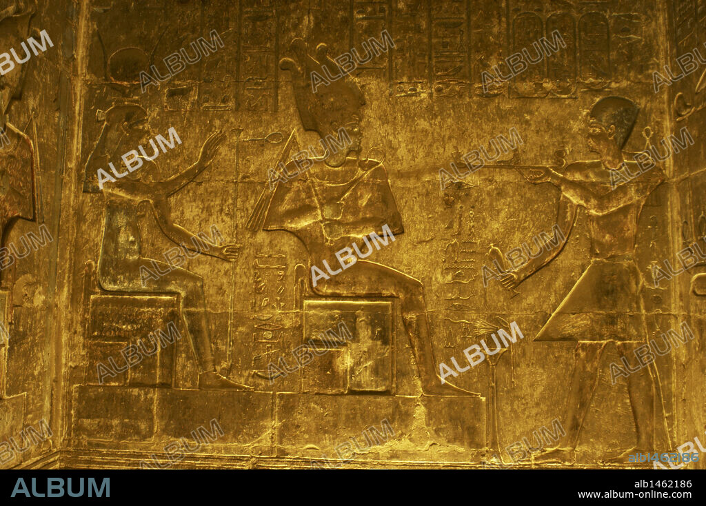 ARTE EGIPCIO. EGIPTO. TEMPLO DE HATHOR Y MAAT. Relieve con la representación de un faraón realizando una ofrenda de incienso al dios OSIRIS. Epoca Ptolomaica. Deir el-Medina. Valle de los artesanos. Orilla occidental del Nilo. Zona antigua Tebas. Egipto.
