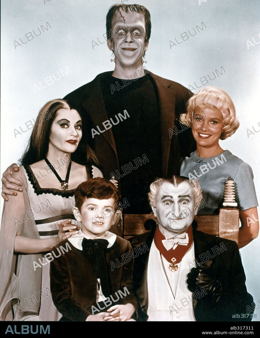 AL LEWIS, BEVERLEY OWEN, BUTCH PATRICK, FRED GWYNNE and YVONNE DE CARLO in THE MUNSTERS, 1964, directed by EARL BELLAMY, EZRA STONE, GENE REYNOLDS, JERRY PARIS, JOSEPH PEVNEY and NORMAN ABBOTT. Copyright CBS/MCA/UNIVERSAL.