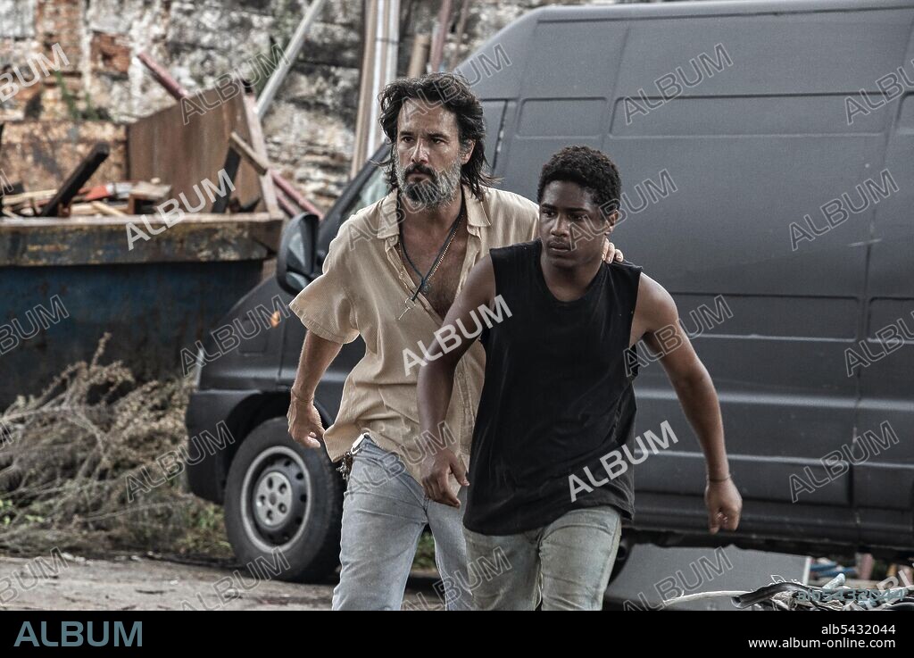 CHRISTIAN MALHEIROS and RODRIGO SANTORO in 7 PRISONERS, 2021 (7 PRISIONEIROS), directed by ALEXANDRE MORATTO. Copyright NORUZ FILMS.