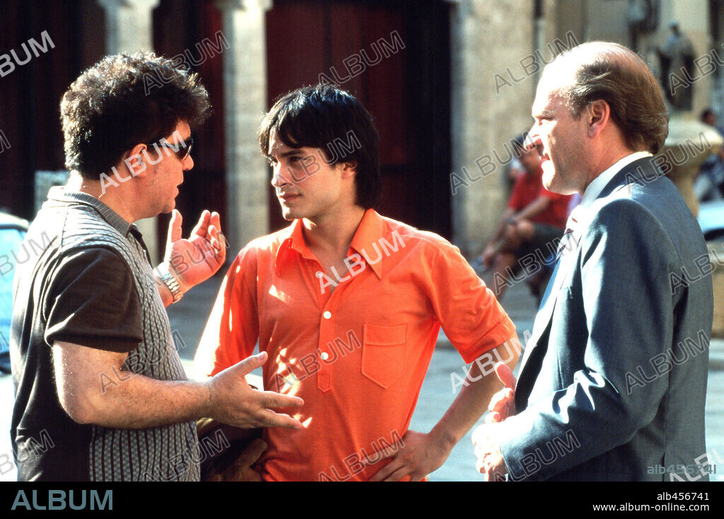 GAEL GARCIA BERNAL, LLUIS HOMAR y PEDRO ALMODOVAR en LA MALA EDUCACION, 2004, dirigida por PEDRO ALMODOVAR. Copyright EL DESEO S.A.