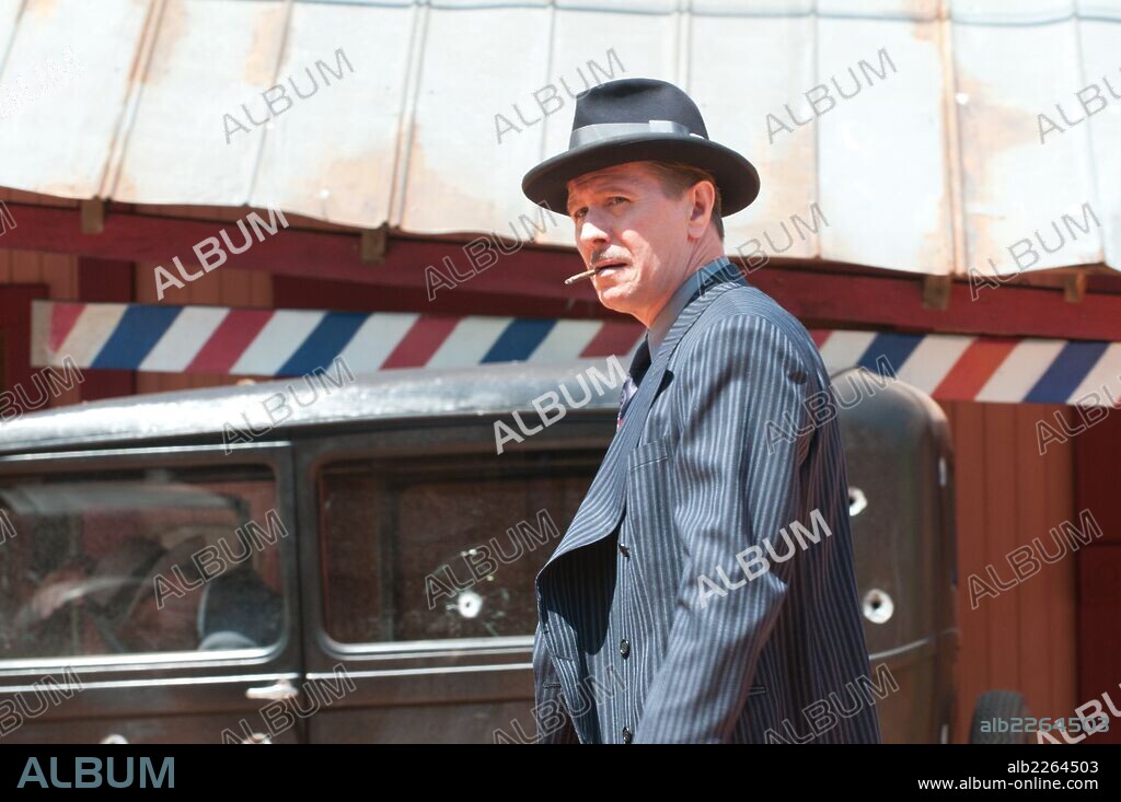 GARY OLDMAN en SIN LEY [LAWLESS], 2012 (LAWLESS), dirigida por JOHN HILLCOAT. Copyright BENAROYA PICTURES.