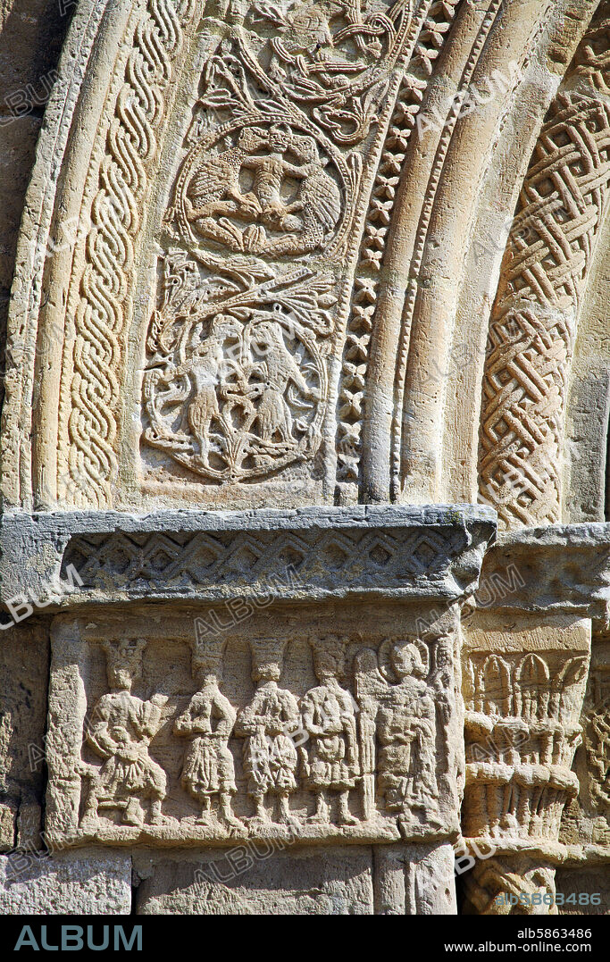 Santa Coloma de Queralt; Esglesia de Santa María del Bel.loc; detall de la portalada romànica (segle XIII).