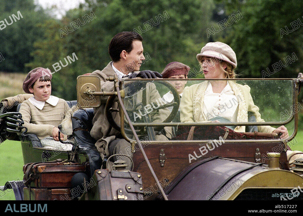 JOHNNY DEPP and KATE WINSLET in FINDING NEVERLAND, 2004, directed by MARC FORSTER. Copyright MIRAMAX.