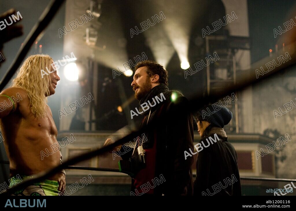 DARREN ARONOFSKY and MICKEY ROURKE in THE WRESTLER, 2008, directed by DARREN ARONOFSKY. Copyright SATURN FILMS.