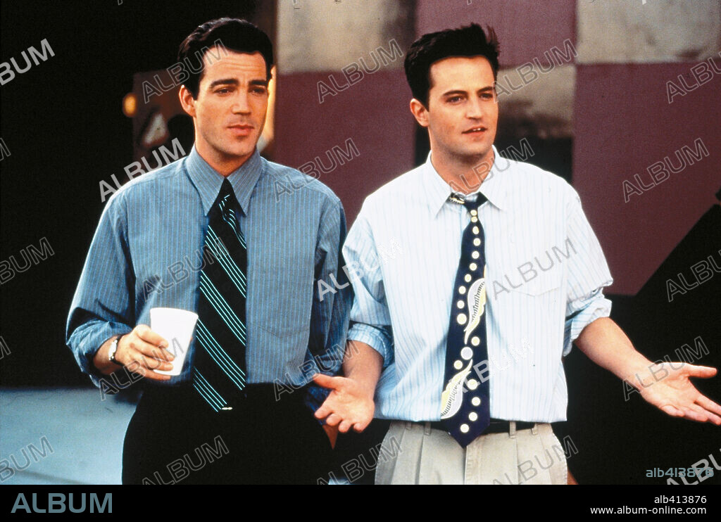 JON TENNEY y MATTHEW PERRY en SÓLO LOS TONTOS SE ENAMORAN, 1997 (FOOLS RUSH IN), dirigida por ANDY TENNANT. Copyright COLUMBIA TRI STAR.