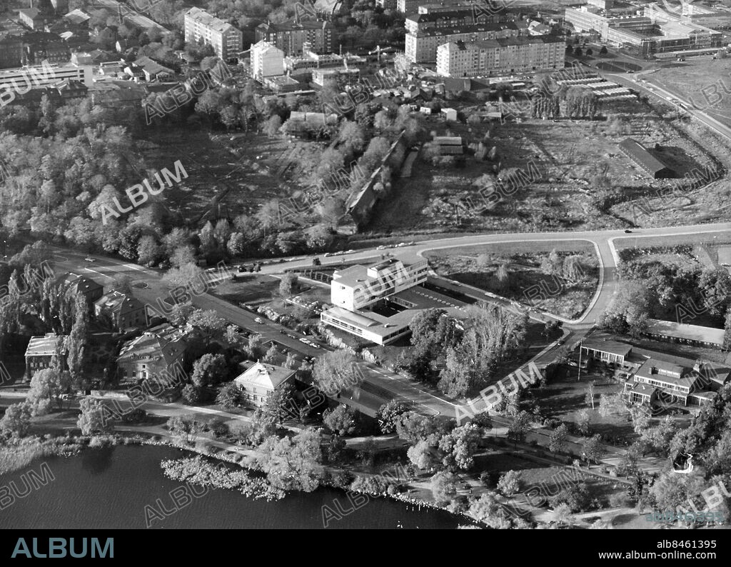 STOCKHOLM 1950-tal.. Orig. bildtext... Kvarteret Förrådsbacken 1957 Tomten för de blivande radio- och tv-husen Anm. Flygfoto Flygbild Amerikanska ambassaden Radiohuset sites: ÖSTERMALM;STOCKHOLM;SVERIGE.