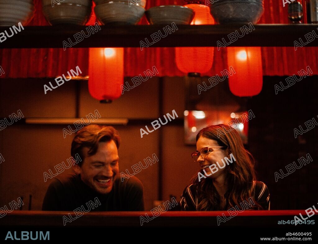 GUILLERMO PFENING y LAIA COSTA en FOODIE LOVE, dirigida por ISABEL COIXET. Copyright HBO España / Miss Wasabi.