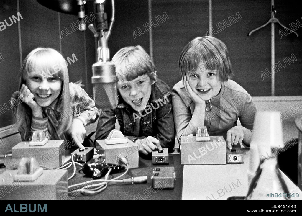 1968.. KNÄPP-PÅ-KNAPP. Barnprogram i radion med Kersti Adams-Rey som programledare.. Sänt första gången 1968-06-21.. Här ses tre av de medverkande barnen, från vänster Marianne Väyrynen, Staffan Hallerstam, och Harriet Lekman. Staffan Hallerstam har även medverkat i bland annat TV-serierna Kråkguldet och Kullamannen.. Foto: Ulf Stråhle / RiR / SVT / Kod: 5600. Liknande bild publ. i RiR 25/68 sid. 27.. RiR 19103 sv/v neg.