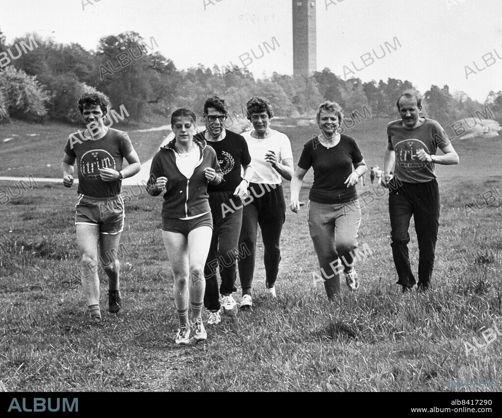 SEKLET-SAMHÄLLE-70   . Joggingen blir allt populärare i slutet på 70-talet. På alla tider och platser börjar joggarna dyka upp, elljusspår anläggs på allt fler platser. Joggingdräkter, boxershorts, T-och sweatshirts blir ett omtyckt fritidsmode. Det här gänget joggar på Gärdet i Stockholm under sin lunchrast. Bilden är tagen den 28 maj 1979.. Foto: Roland Janson / DN / TT / Kod: 29. ** SvD OUT **.