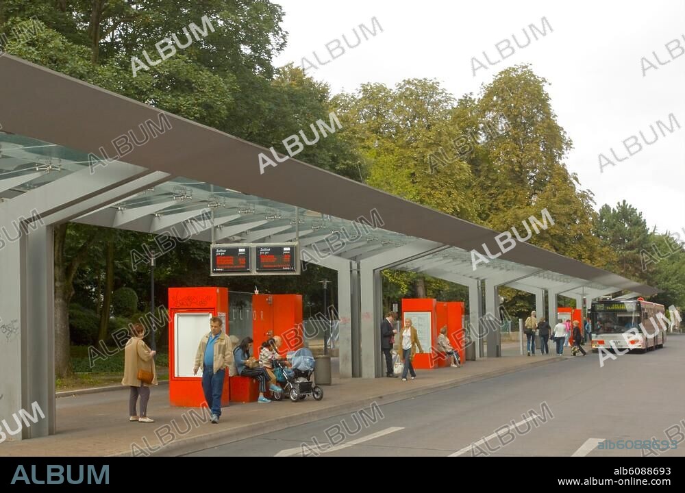 Deutschland, NRW, Neuss, Bushaltestelle an der Promenadenstrasse.