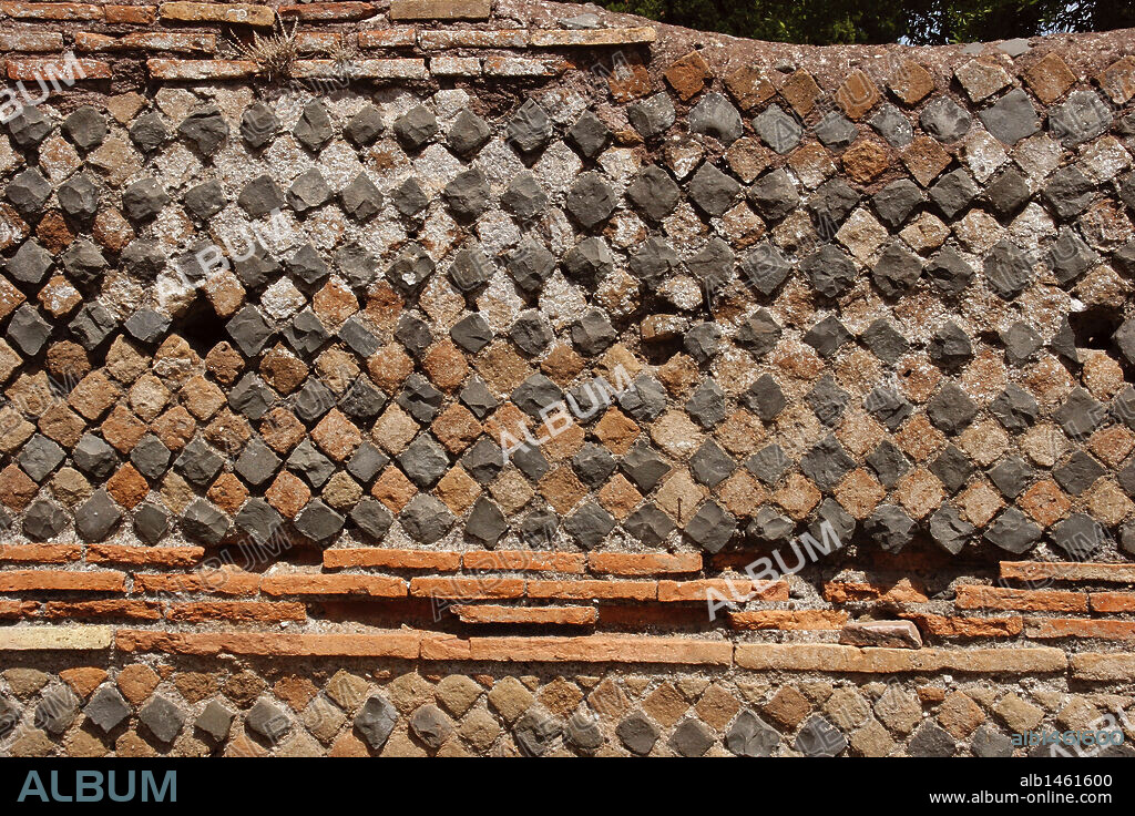 ARTE ROMANO. ITALIA. TECNICAS CONSTRUCTIVAS ROMANAS. Detalle de una pared levantada siguiendo la técnica del "Opus mixto". Ostia Antica. Alrededores de Roma. Lazio.