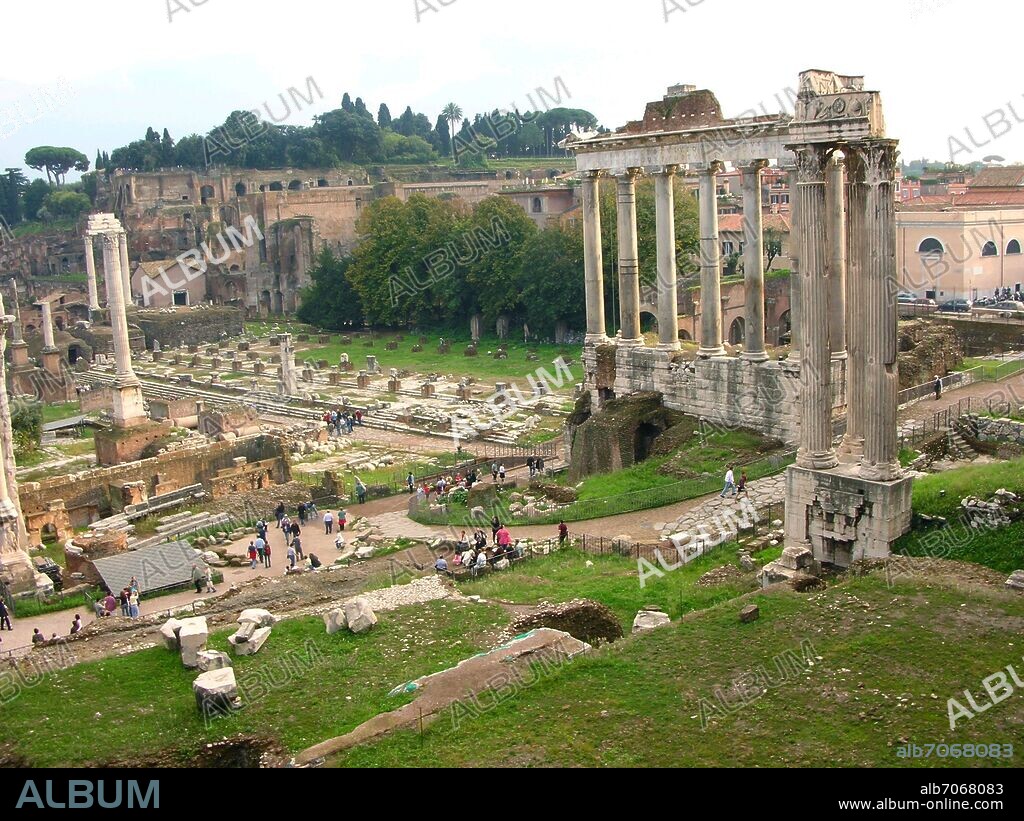PORTICO HEXASTILO DEL TEMPLO DE SATURNO EN EL FORO ROMANO.