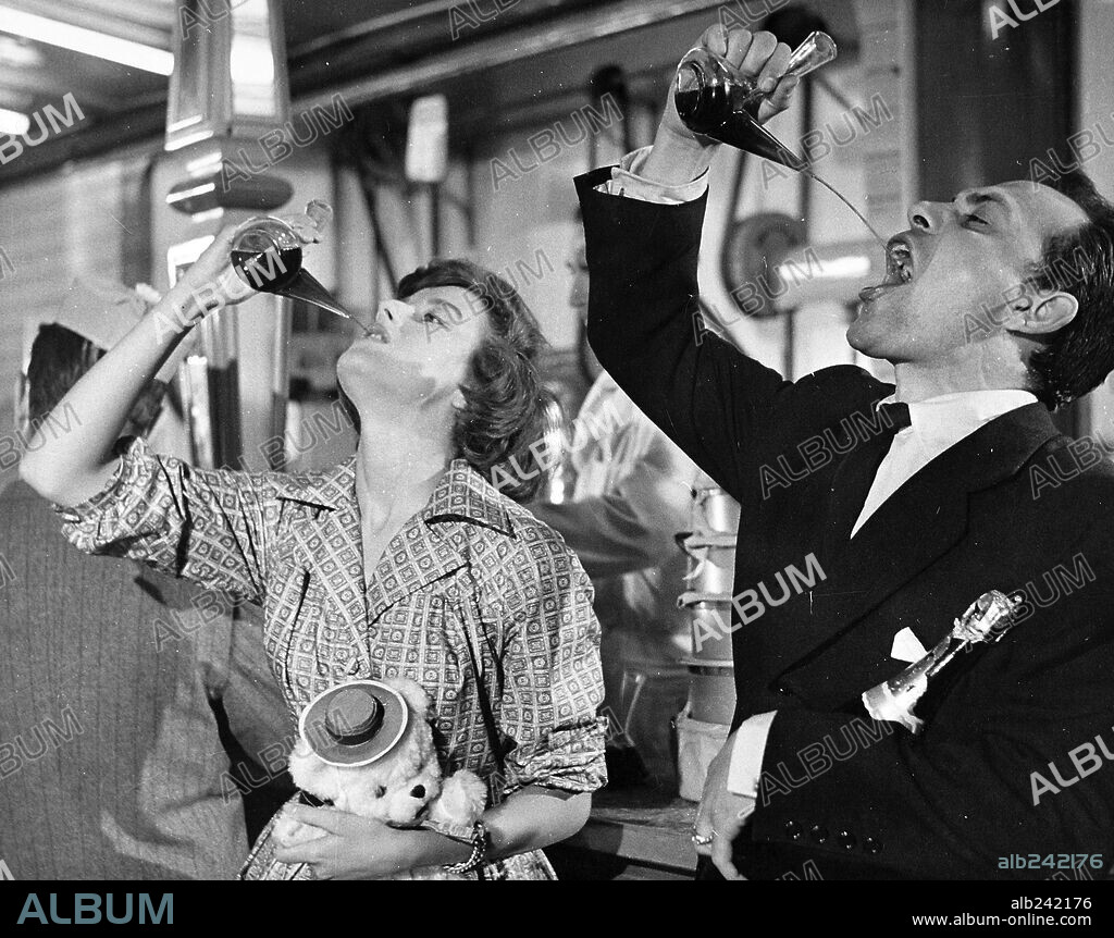 JOSE LUIS OZORES y TERESA DEL RIO en EL GAFE, 1959, dirigida por PEDRO LUIS RAMIREZ.