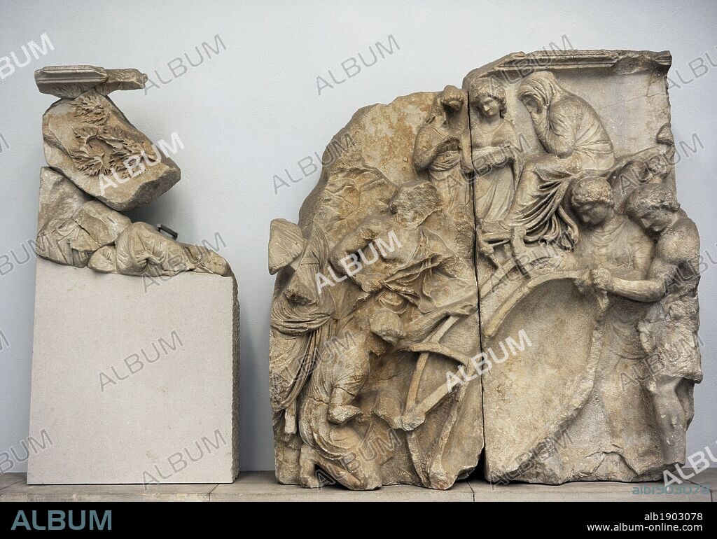 ARTE GRIEGO. PERIODO HELENISTICO. ASIA MENOR. ALTAR DE ZEUS O ALTAR DE PERGAMO. Construído por orden de Eumenes II Sóter entre 164 y 156 aC. Los relieves los realizaron artistas de la Escuela de Pérgamo. S. II aC. FRISO DE TELEFO, fundador de Pérgamo. Detalles de los relieves donde se representa en los distintos paneles: Telefo bebé es abandonado. Carpinteros construyendo un barco en el que Aughe se va a la deriva". Museo de Pérgamo (Isla de los Museos). Berlín. Alemania. Europa.