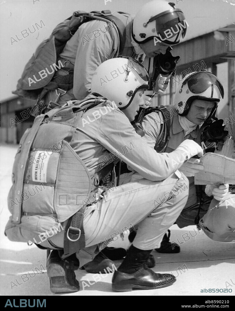 Uppsala 1959-05-20. Kadetterna Bo Fransson, Jan Olof Gezelius och Torbjörn Thorén vid Flygkadettskolan i Uppsala klara för start inför en veckolång utomlandsflygning. Foto: SvD / TT / kod 12014.