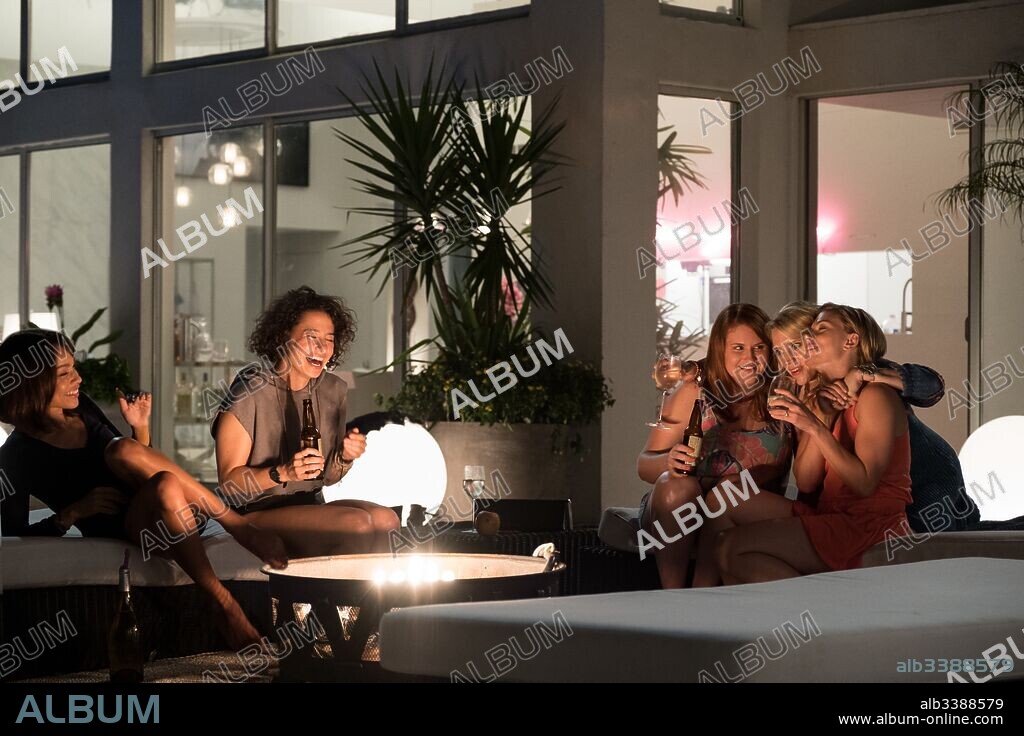 ILANA GLAZER, JILLIAN BELL, KATE MCKINNON, SCARLETT JOHANSSON and ZOE KRAVITZ in ROUGH NIGHT, 2017, directed by LUCIA ANIELLO. Copyright SONY PICTURES ENTERTAINMENT.