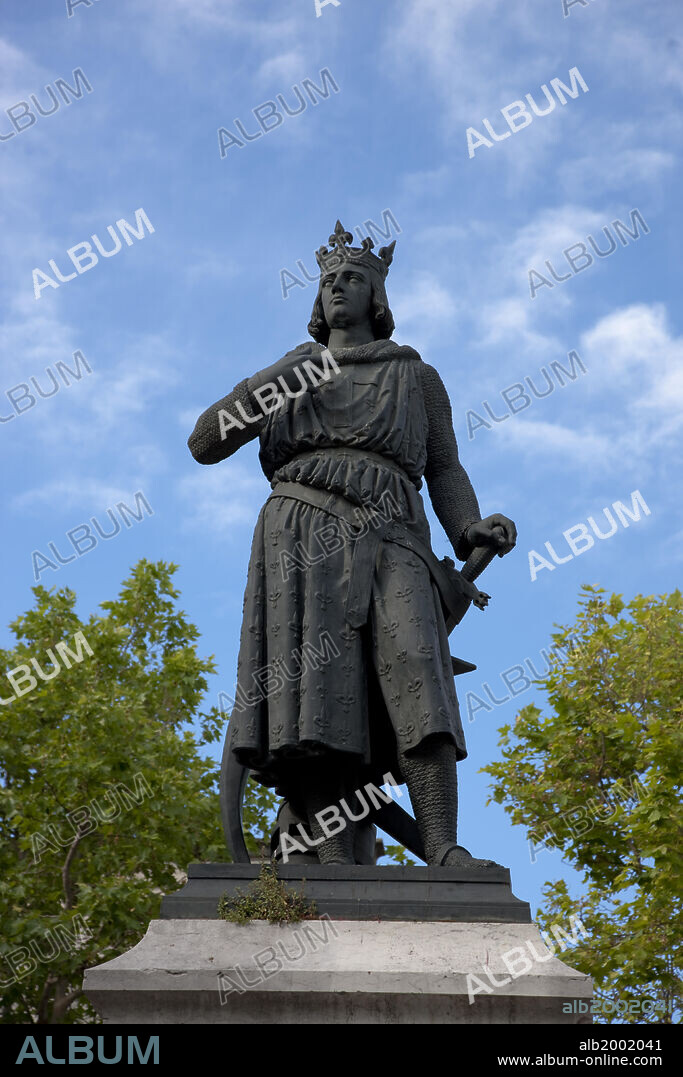 Aigues-Mortes was founded in 1240 by Louis IX, who was to become Saint Louis. The statue of the king in Aigues-Mortes was sculpted by James Pradier (also known as Jean-Jacques Pradier, 1792-1852) in the 19th century.