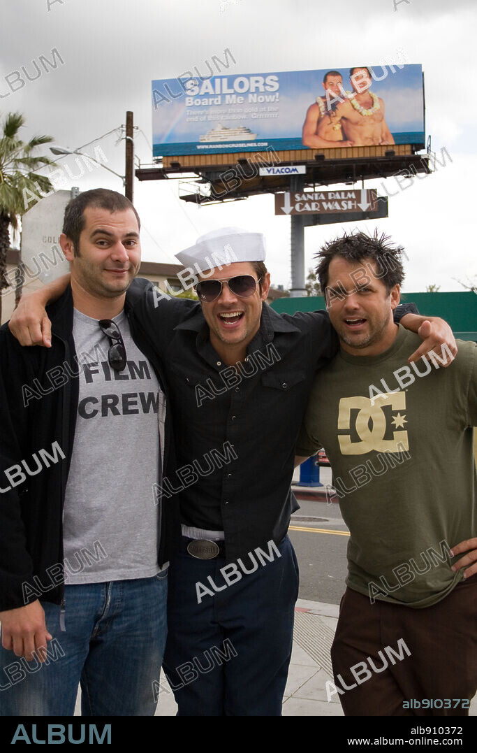 DIMITRY ELYASHKEVICH, JEFF TREMAINE et JOHNNY KNOXVILLE dans JACKASS: NUMBER TWO, 2006, réalisé par JEFF TREMAINE. Copyright PARAMOUNT PICTURES/MTV FILMS/DICKHOUSE PRODUCT./LYNCH SIDERO / CLIVER, SEAN.