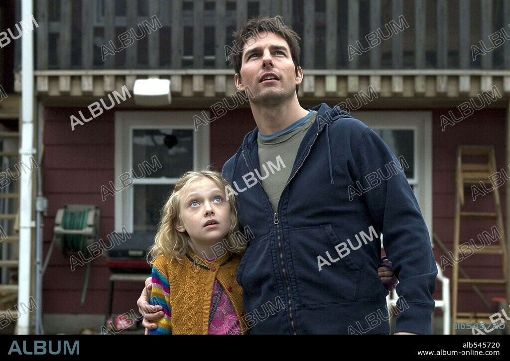 DAKOTA FANNING and TOM CRUISE in WAR OF THE WORLDS, 2005, directed by STEVEN SPIELBERG. Copyright PARAMOUNT PICTURES / MASI, FRANK.