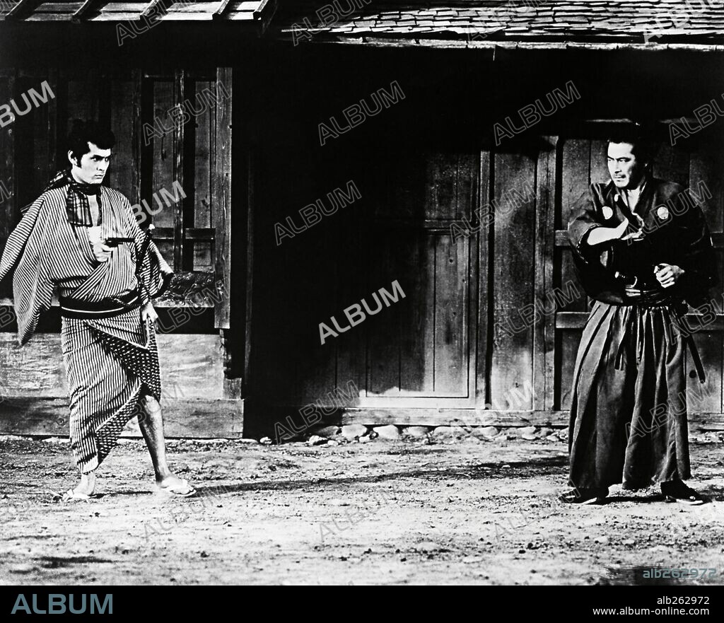 TOSHIRO MIFUNE in YOJIMBO THE BODYGUARD, 1961 (YOJIMBO), directed by AKIRA KUROSAWA. Copyright CONTEMPORARY FILMS.
