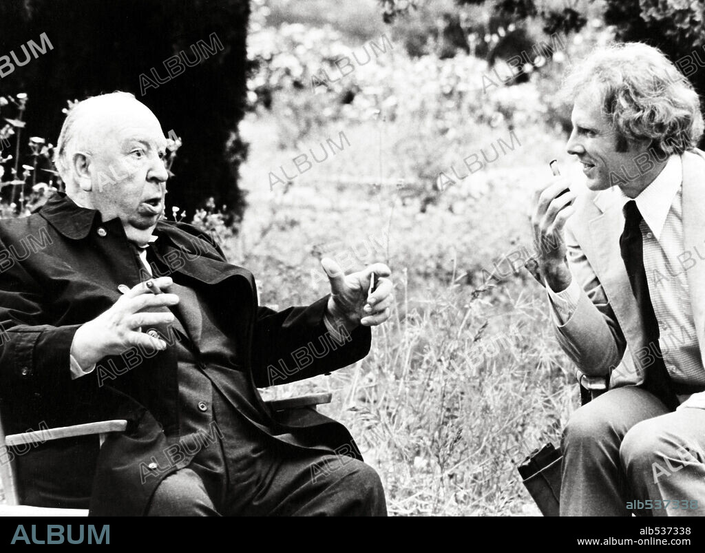 ALFRED HITCHCOCK y BRUCE DERN en LA TRAMA, 1976 (FAMILY PLOT), dirigida por ALFRED HITCHCOCK. Copyright UNIVERSAL PICTURES.