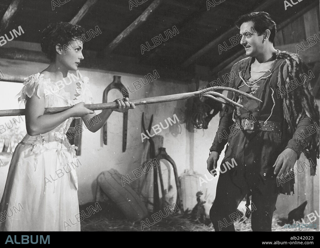 ALBERTO CLOSAS y CARMEN SEVILLA en LA FIERECILLA DOMADA, 1956, dirigida por ANTONIO ROMAN. Copyright PRODUCCIONES BENITO PEROJO/VESCOS FILMS.