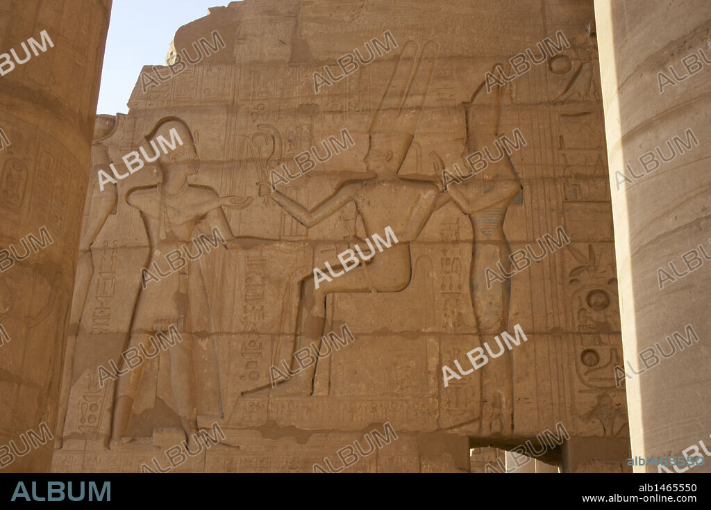 Ramesseum. Relief depicting the pharaoh making an offering to the god Amon and the goddess Isis. 13th century B.C. Nineteenth Dynasty. New Kingdom.  Necropolis of Thebes. Valley of the Kings. Egypt.