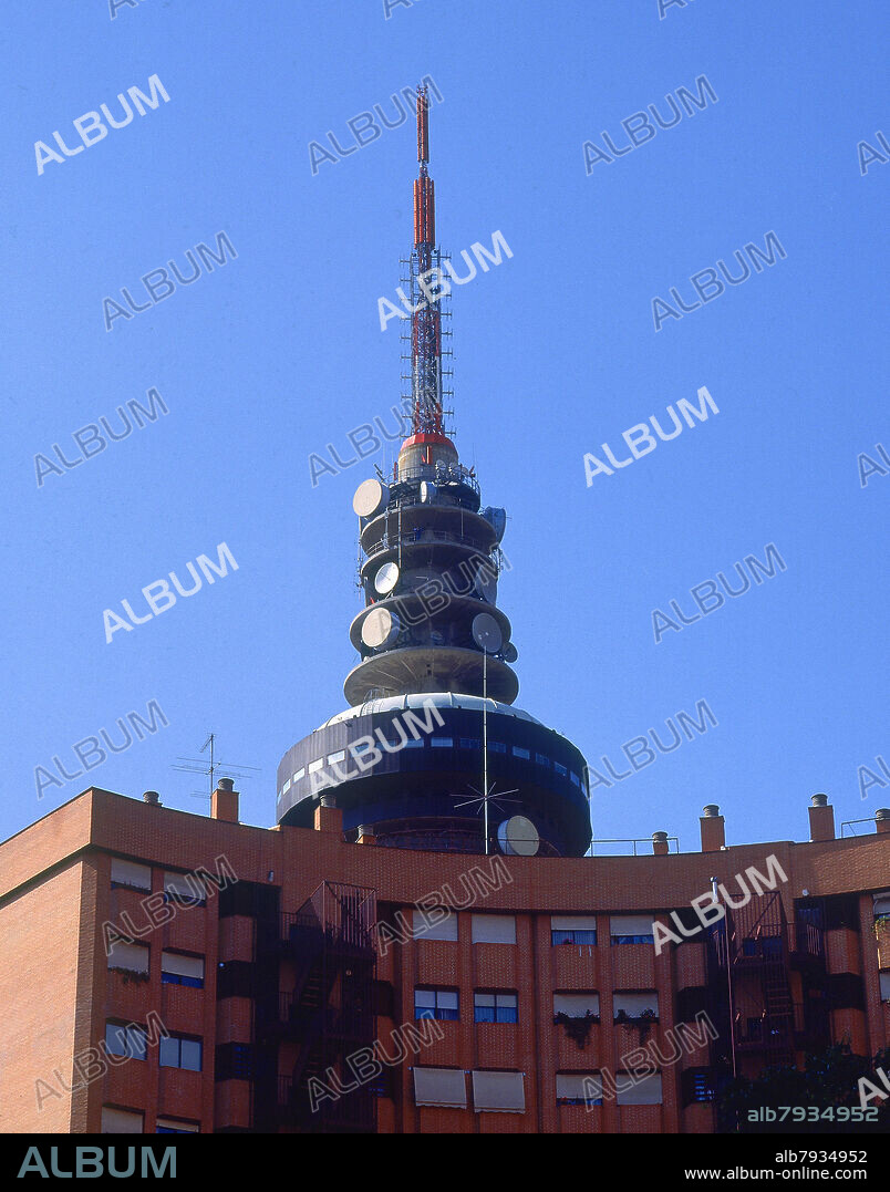 EMILIO FERNANDEZ MARTINEZ DE VELASCO. EXTERIOR-DET SUPERIOR DE TORRESPAÑA (EL PIRULI) SOBRE EDIFICIO DE VIVIENDAS - FOTO AÑOS 90.