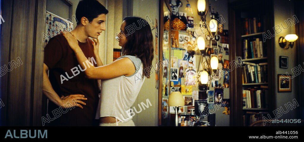 CHRISTINA RICCI and JASON BIGGS in ANYTHING ELSE, 2003, directed by WOODY ALLEN. Copyright DREAMWORKS / HAMILL, BRIAN.