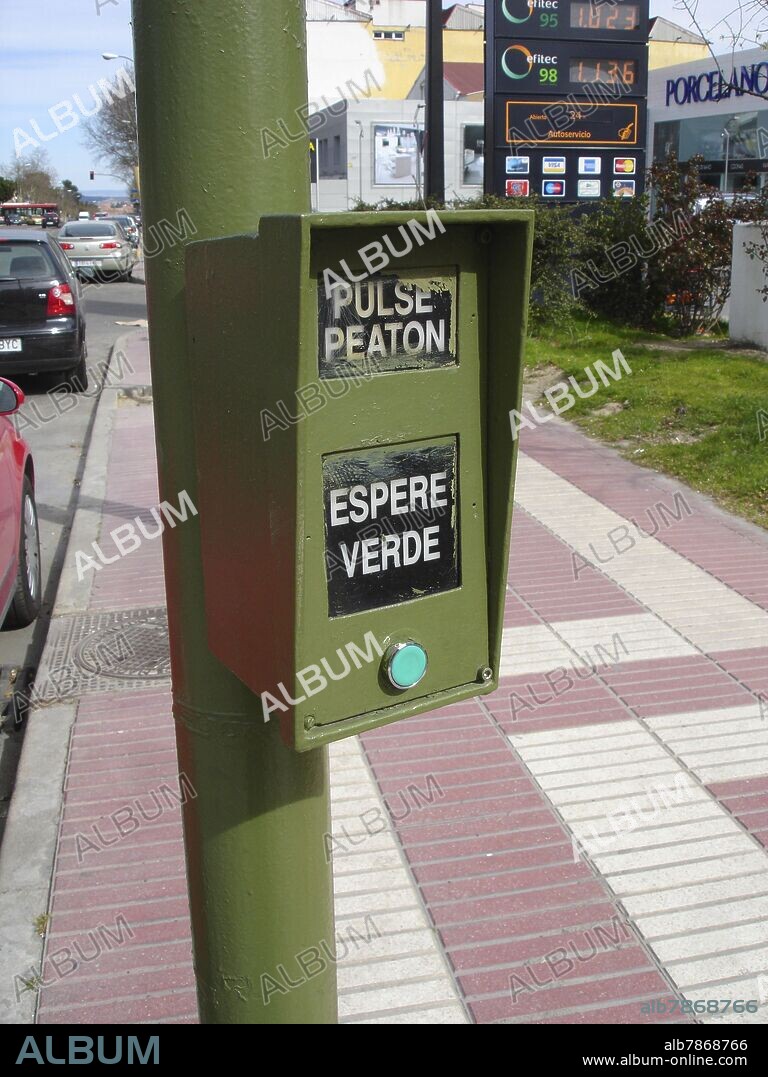 PULSADOR PARA REGULAR EL SEMAFORO PARA PEATONES.
