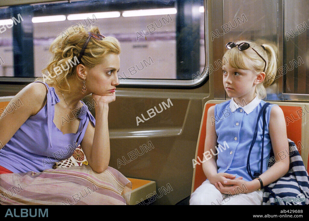 FANNING DAKOTA y BRITTANY MURPHY. BRITTANY MURPHY y DAKOTA FANNING en NIÑERA A LA FUERZA, 2003 (UPTOWN GIRLS), dirigida por BOAZ YAKIN. Copyright METRO GOLDWYN MAYER.