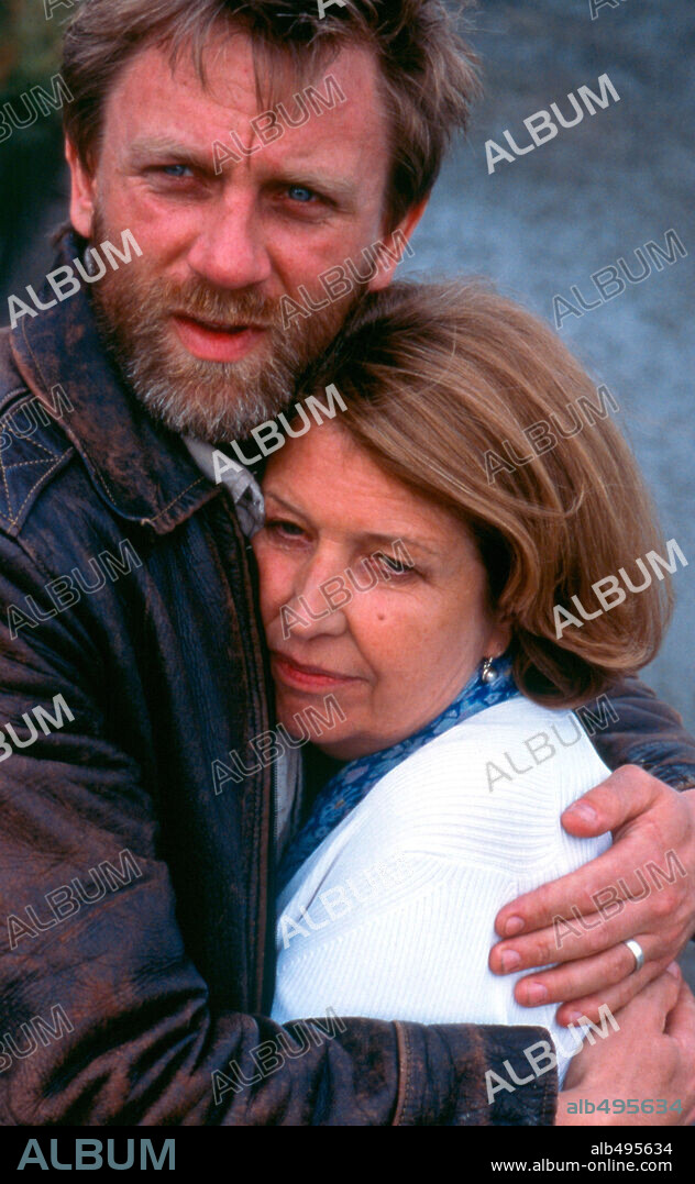 ANNE REID and DANIEL CRAIG in THE MOTHER, 2003, directed by ROGER MICHELL. Copyright RENAISSANCE FILMS.