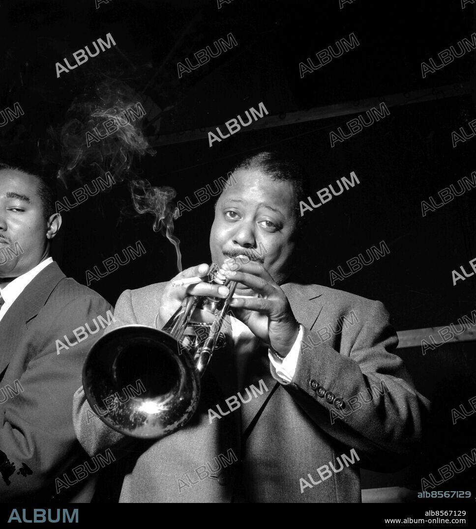 Roy Eldridge. med trumpet och cigarett. Eldridge Roy musik jazz USA Scen 1957. Tobak Rökning Cigarretter. Musik Instrument Blås Trumpeter . Foto: Sydsvenskan / IBL Bildbyrå.