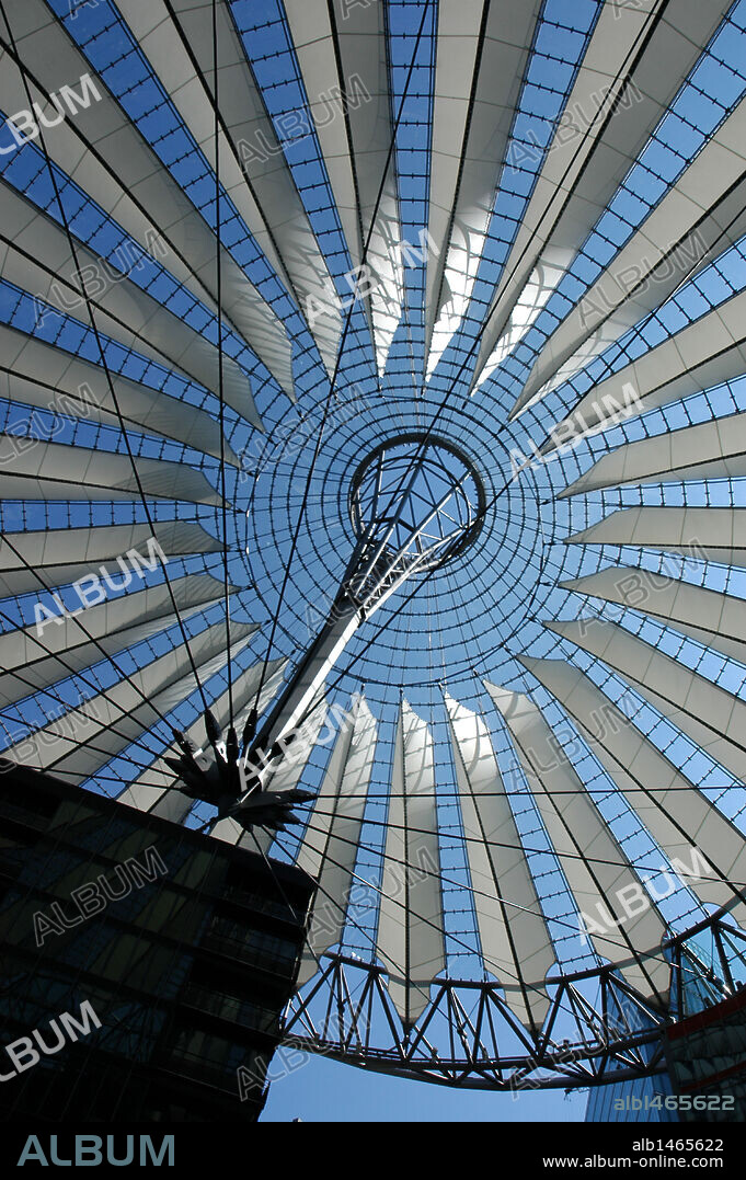 ARTE S. XX. ALEMANIA. HELMUT JAHN (n.1940). Arquitecto alemán. CUPULA DEL SONY CENTER. Ubicado en la Potsdamer Platz. BERLIN.