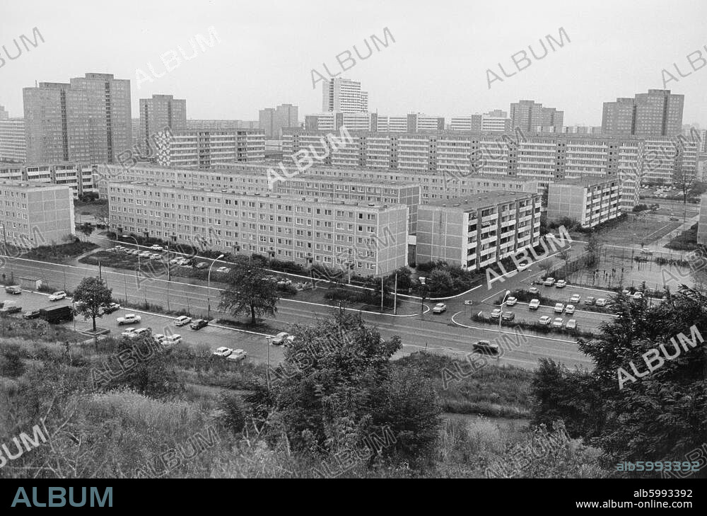 Berlin-Lichtenberg, Wohnsiedlung Hans-Loch-Viertel.-Blick vom Volkspark Prenzlauer Berg auf das Hans-Loch-Viertel(?).-Foto, 1982.