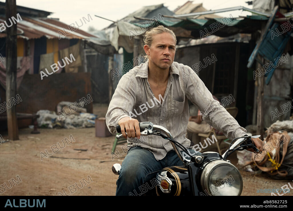 CHARLIE HUNNAM in SHANTARAM, 2022, directed by BHARAT NALLURI, BRONWEN HUGHES, IAIN B. MACDONALD and STEVE LIGHTFOOT. Copyright Anonymous Content / Paramount Television.