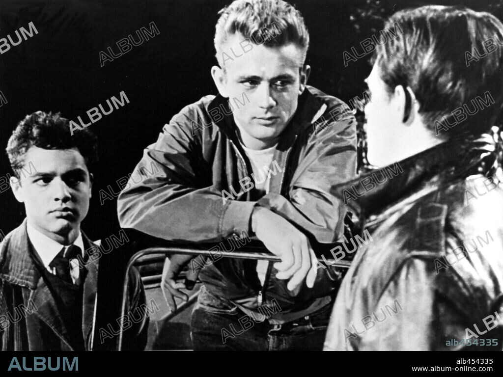 JAMES DEAN y SAL MINEO en REBELDE SIN CAUSA, 1955 (REBEL WITHOUT A CAUSE), dirigida por NICHOLAS RAY. Copyright WARNER BROTHERS.