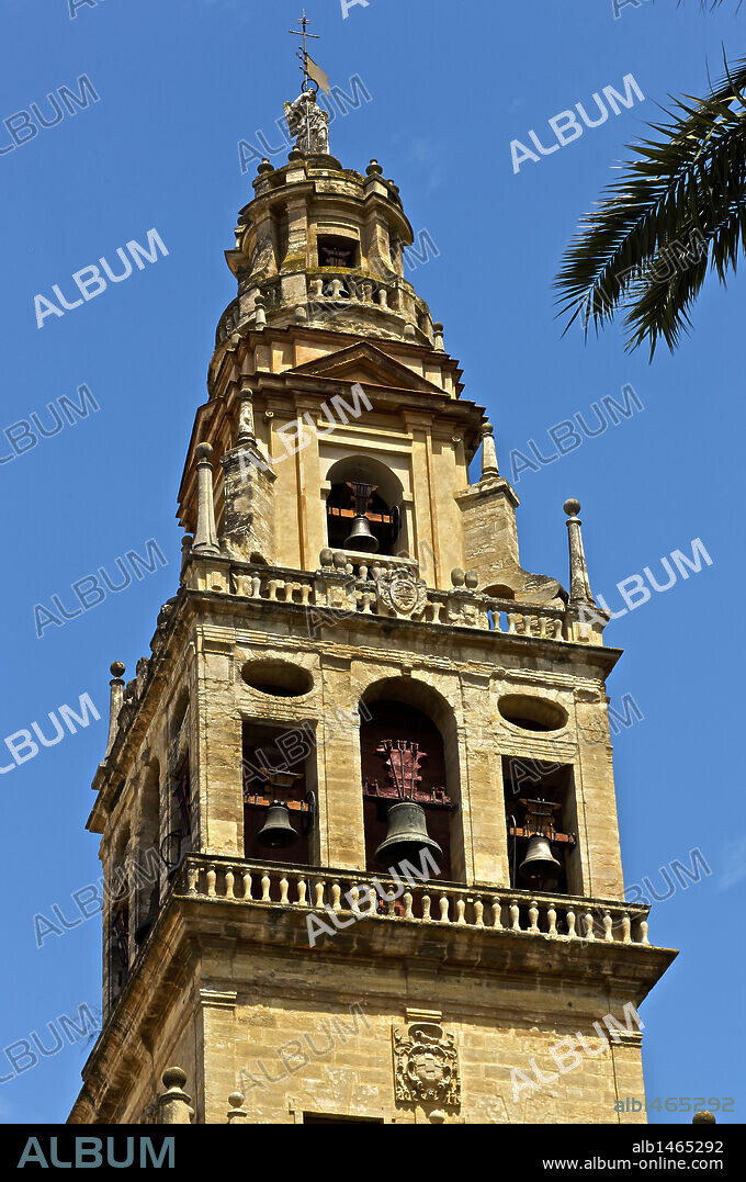 ANDALUCIA. CORDOBA, capital. Vista de la TORRE CAMPANARIO de la Mezquita-Catedral. De estilo renacentista, se encuentra ubicada en el lugar que ocupara el minarete. España. Europa.