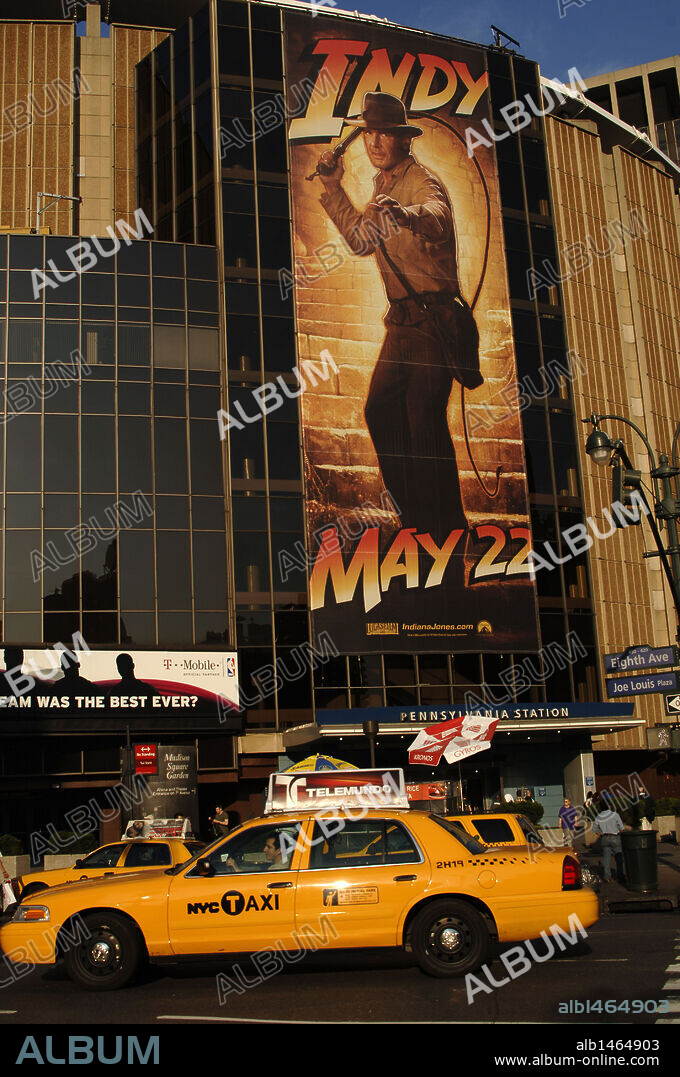 Taxi circulando frente al Madison Square Garden. Nueva York. Estados Unidos.