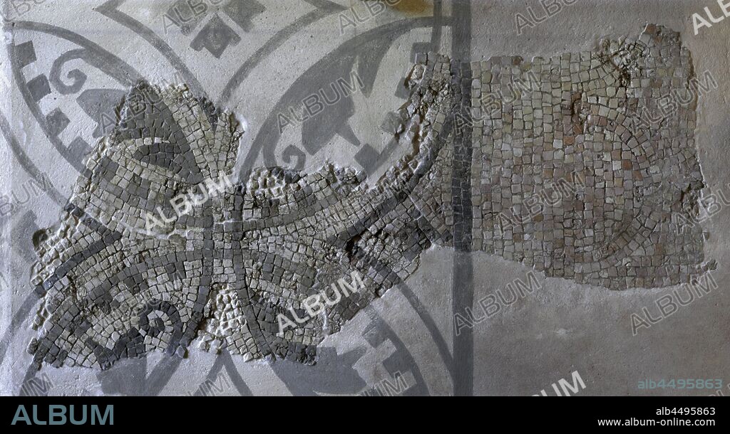 Fragmento de mosaico geométrico. Yacimiento tardorromano de Eirexa-Vella de Bares, Mañón (provincia de La Coruña, Galicia). Museo Arqueológico e Histórico (Castillo de San Antón). La Coruña. Galicia. España.