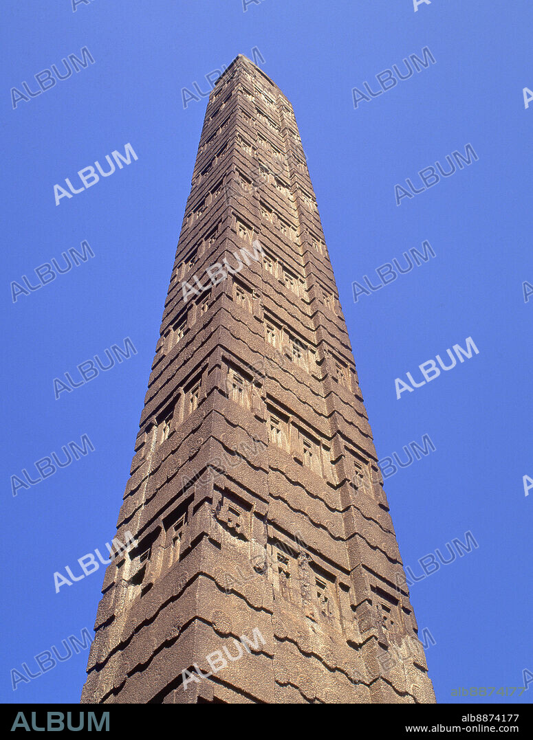 OBELISCO DE AXUM - SIGLOS I/IV - TRAIDO DE LA CIUDAD ETIOPE A ROMA EN 1937 - FOTO AÑOS 90.