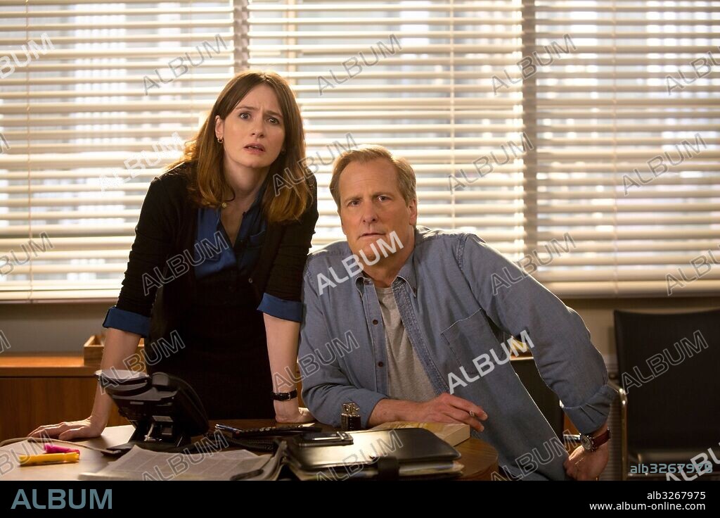 EMILY MORTIMER y JEFF DANIELS en THE NEWSROOM, 2012, dirigida por AARON SORKIN. Copyright HBO ENTERTAINMENT.