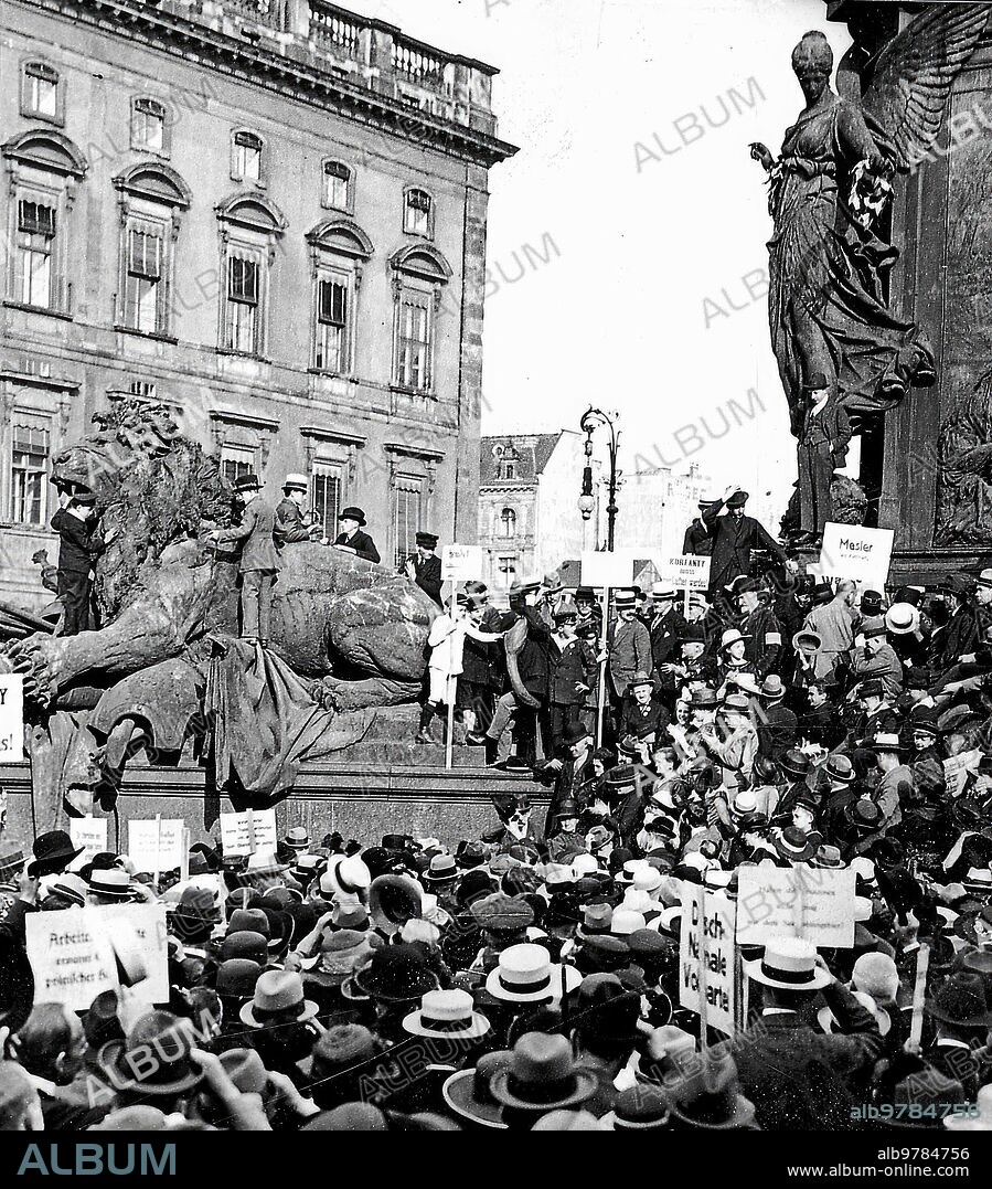 Junio 1921. Berlín. Manifestación Patriótica. Los Manifestantes en pro de la alta Silesia Alemana Reunidos al pie de la columna de la Victoria. Foto: Frankl.