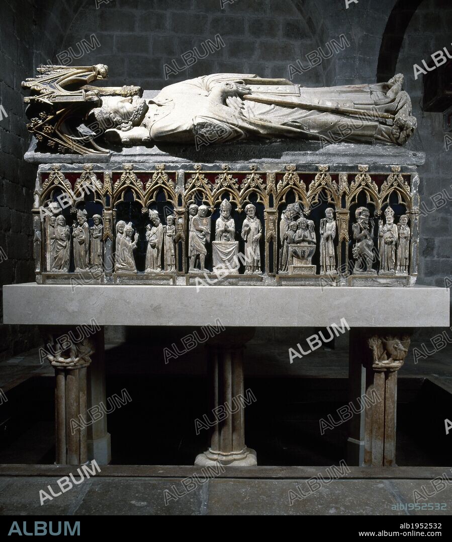 ARTE GOTICO. ESPAÑA. TOURNAI, Joan de. Escultor francés del siglo XIV. SEPULCRO DE SAN NARCISO. Realizado en piedra calcárea y alabastro, con restos de policromía y vidrios azules y rojos. 120 x 215 x 61 cm. (120 x 120 x 225 x 75 cm incluida la yacente y el dosel, que sobresalen de la caja). (Girona,1326-1328). IGLESIA DE SANT FELIU. GIRONA. Cataluña.